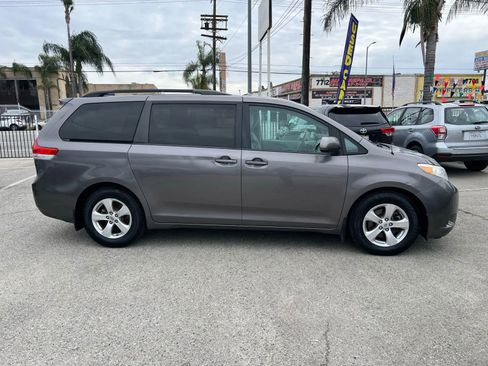 Used 2013 Toyota Sienna LE w/ Towing Pkg image 4