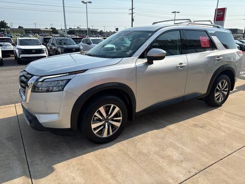 Certified 2025 Nissan Pathfinder SL AWD/4WD image 1