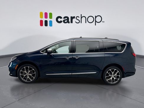 Used 2022 Chrysler Pacifica Limited AWD/4WD image 2