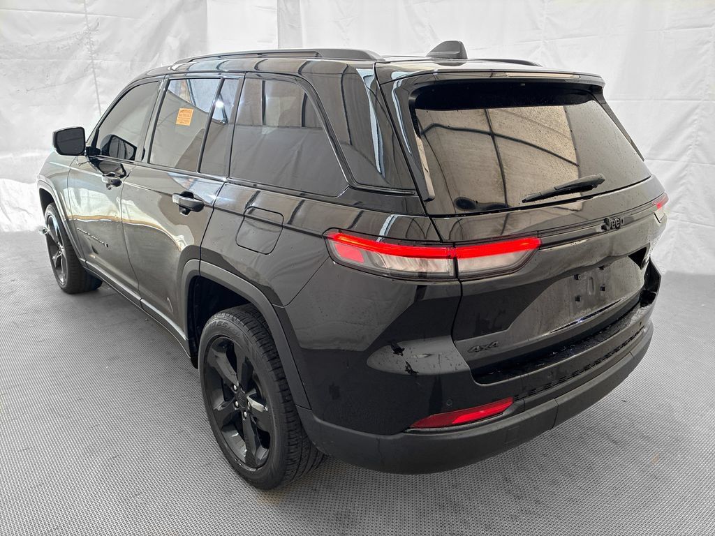 Used 2023 Jeep Grand Cherokee Altitude AWD/4WD image 5