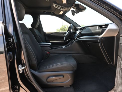 Used 2024 Jeep Grand Cherokee Laredo X RWD image 24