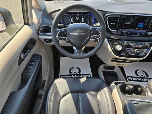 Used 2023 Chrysler Pacifica Touring-L FWD image 3