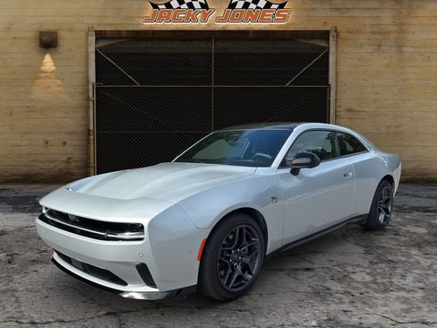 Used 2024 Dodge Charger Daytona R/T w/ Plus Group AWD/4WD image 2