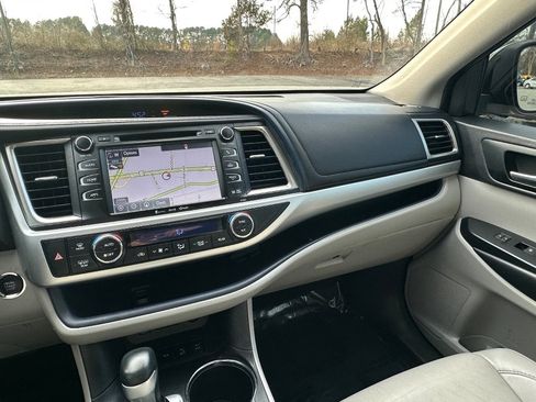 Used 2019 Toyota Highlander XLE image 33