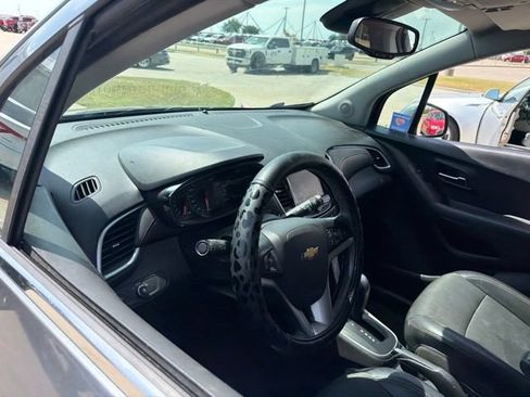 Used 2019 Chevrolet Trax LT w/ LT Convenience Package FWD image 9