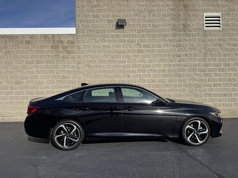Used 2022 Honda Accord Sport image 2