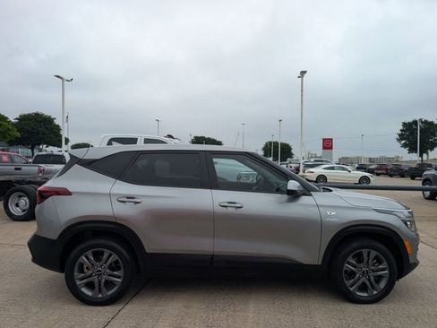 Used 2023 Kia Seltos LX AWD/4WD image 3