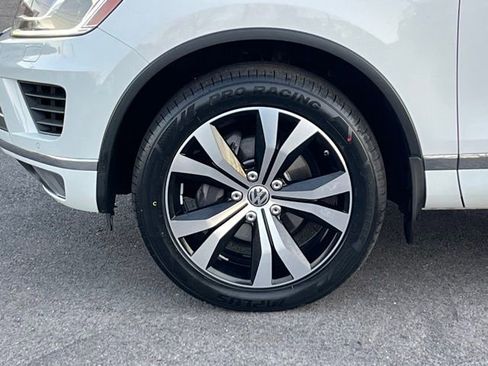 Used 2017 Volkswagen Touareg V6 image 11