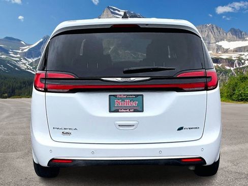 Used 2023 Chrysler Pacifica Touring-L image 4