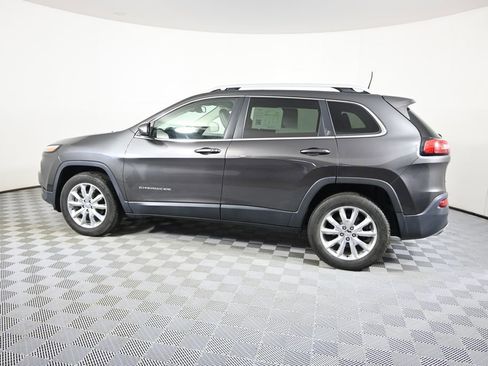 Used 2017 Jeep Cherokee Limited w/ Luxury Group AWD/4WD image 3