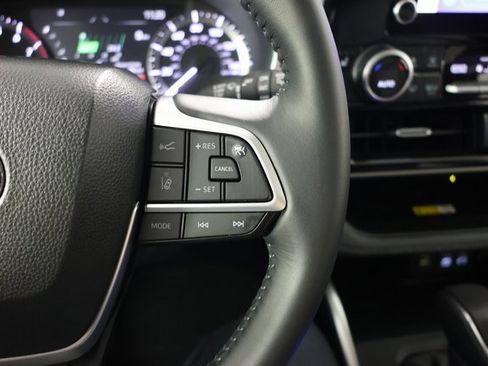 Used 2025 Toyota Highlander LE image 19