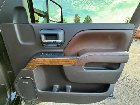 Used 2015 Chevrolet Silverado 2500 High Country w/ Duramax Plus Package image 26