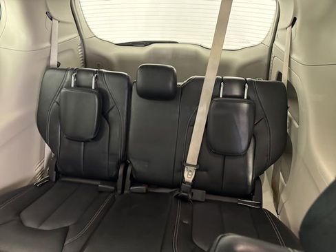 Used 2024 Chrysler Pacifica Touring-L image 30
