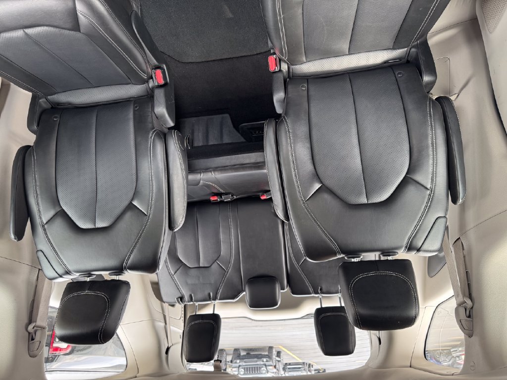 Used 2024 Chrysler Pacifica Touring-L FWD image 15