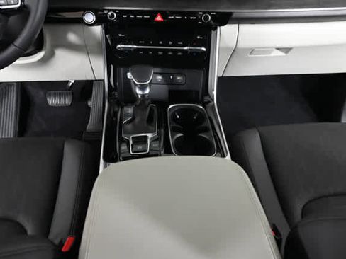 Used 2024 Kia Carnival EX image 17