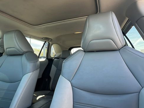 Used 2019 Toyota RAV4 Limited image 11