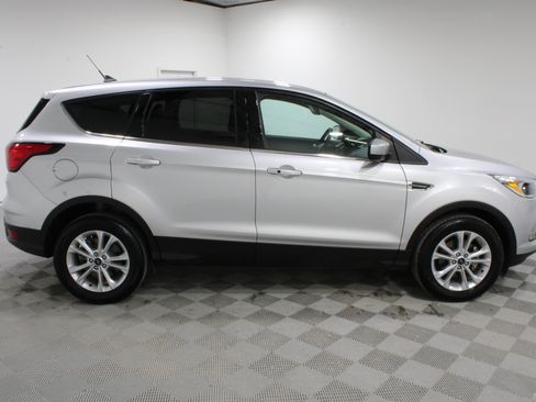 Used 2019 Ford Escape SE FWD image 2