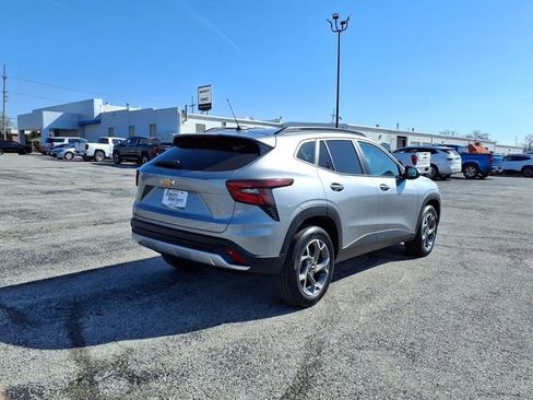 Used 2025 Chevrolet Trax LT w/ LT Convenience Package FWD image 19