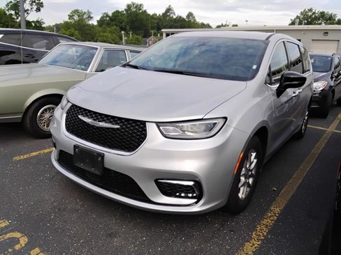 Used 2024 Chrysler Pacifica Touring-L FWD image 3