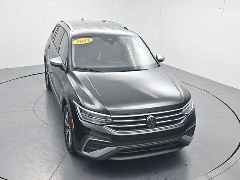 Used 2024 Volkswagen Tiguan SE FWD image 50