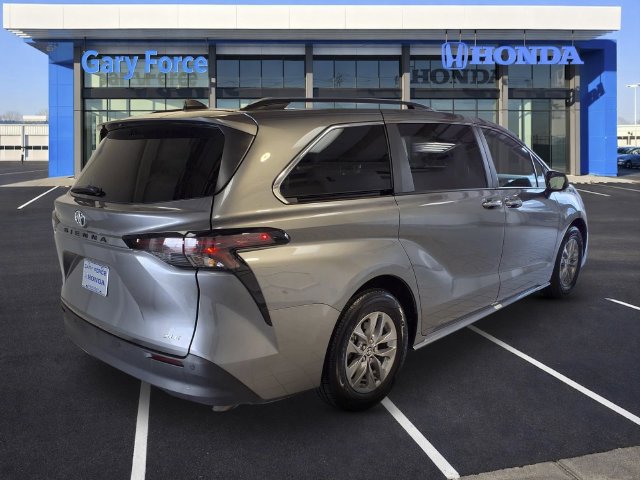 Used 2026 Toyota Sienna XLE FWD image 2