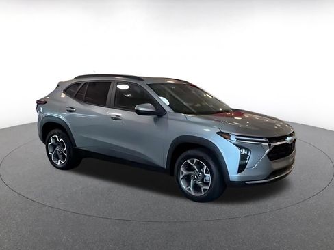 Used 2025 Chevrolet Trax LT FWD image 2