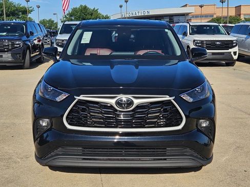 Used 2023 Toyota Highlander LE FWD image 2