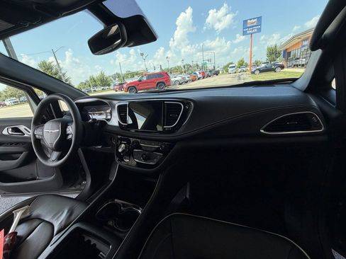 Used 2025 Chrysler Pacifica Limited FWD image 29