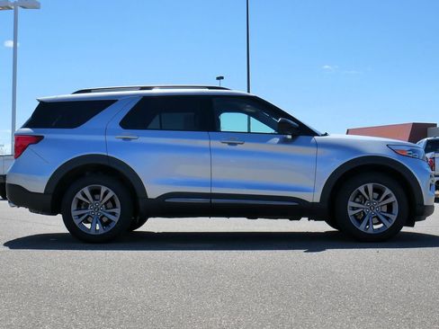 Used 2022 Ford Explorer XLT w/ Equipment Group 202A AWD/4WD image 12