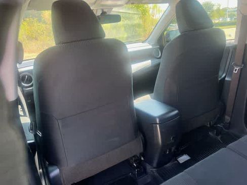 Used 2018 Toyota RAV4 LE FWD image 13