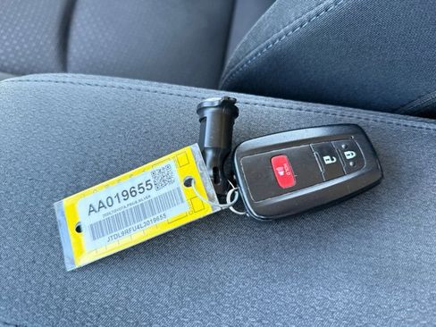 Used 2020 Toyota Prius LE image 17