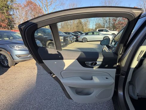 Used 2020 Volvo S60 T5 Momentum image 24