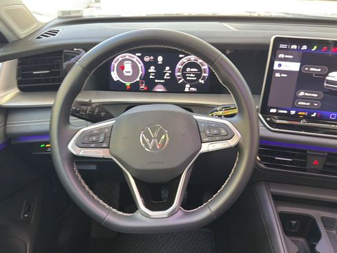 Certified 2026 Volkswagen Tiguan SE w/ Panoramic Sunroof Package FWD image 13