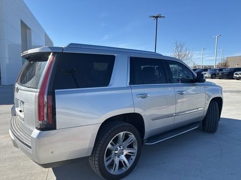 Used 2017 Cadillac Escalade Luxury image 3