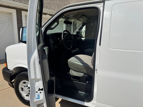 Used 2017 Chevrolet Express 2500 RWD image 11