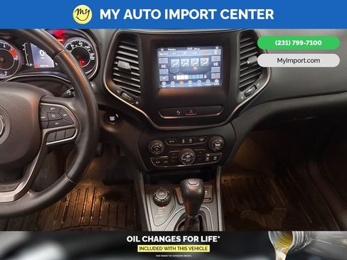 Used 2019 Jeep Cherokee Latitude Plus w/ Comfort/Convenience Group image 20