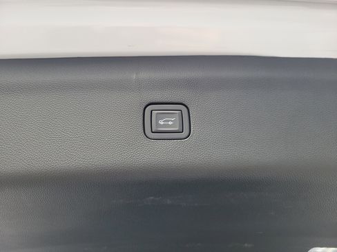 Used 2024 Buick Enclave Essence image 16