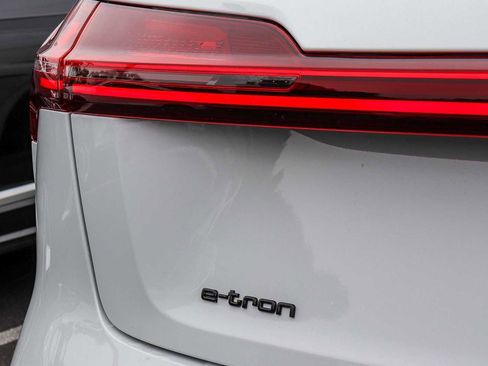 Used 2023 Audi e-tron Premium Plus w/ Premium Plus Package AWD/4WD image 11