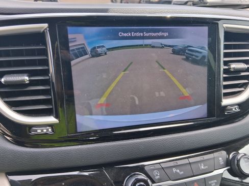Used 2023 Chrysler Pacifica Touring-L FWD image 11