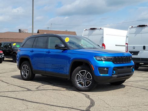 Used 2023 Jeep Grand Cherokee Trailhawk w/ Advanced Protech Group II AWD/4WD image 1
