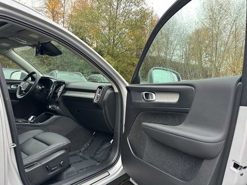 Used 2025 Volvo XC40 B5 Plus w/ Climate Package image 11