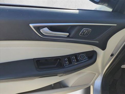 Used 2017 Ford Edge Titanium w/ Equipment Group 301A FWD image 10