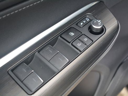 Used 2023 Toyota Venza Nightshade AWD/4WD image 9