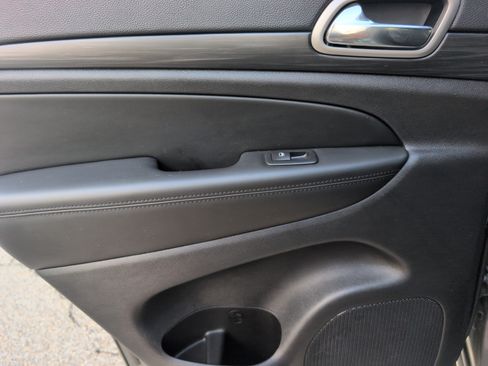 Used 2020 Jeep Grand Cherokee Altitude RWD image 33