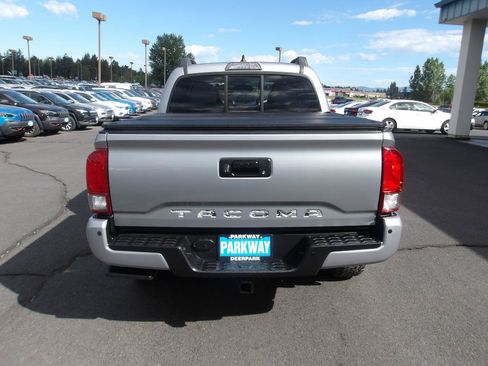 Used 2016 Toyota Tacoma TRD Off-Road w/ Premium & Technology Package AWD/4WD image 4