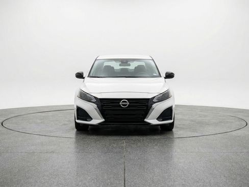 Used 2025 Nissan Altima 2.5 SV FWD image 2