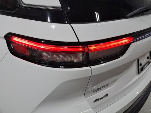 Used 2023 Jeep Grand Cherokee Limited image 36