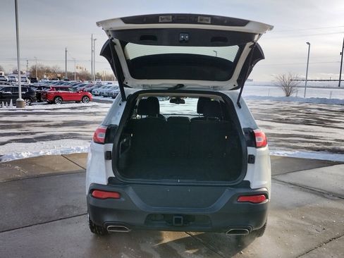 Used 2016 Jeep Cherokee Latitude w/ Comfort & Convenience Group image 12