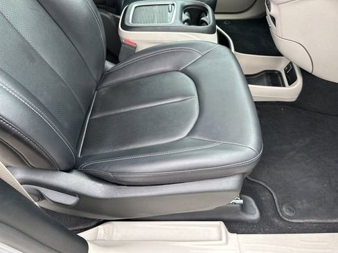 Used 2024 Chrysler Pacifica Touring-L FWD image 13