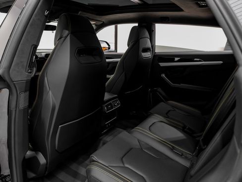 Used 2025 Lamborghini Urus SE image 39